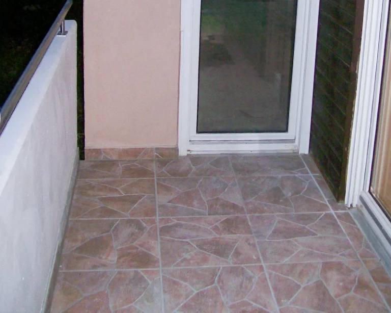 Balkon mit Naturstein-Optik-Fliesen Beispiel Balkon mit Naturstein-Optik-Fliesen