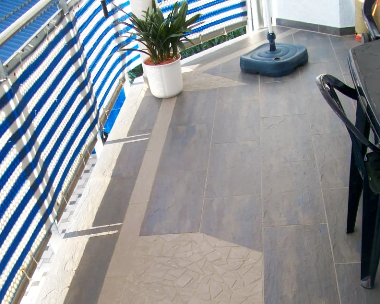 Balkon mit 2-farbigen Feinsteinzeugfliesen Beispiel Balkon mit 2-farbigen Feinsteinzeugfliesen