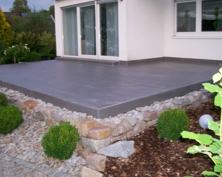 Terrasse mit rutschhemmenden Feinsteinzeugfliesen Beispiel Terrasse mit rutschhemmenden Feinsteinzeugfliesen
