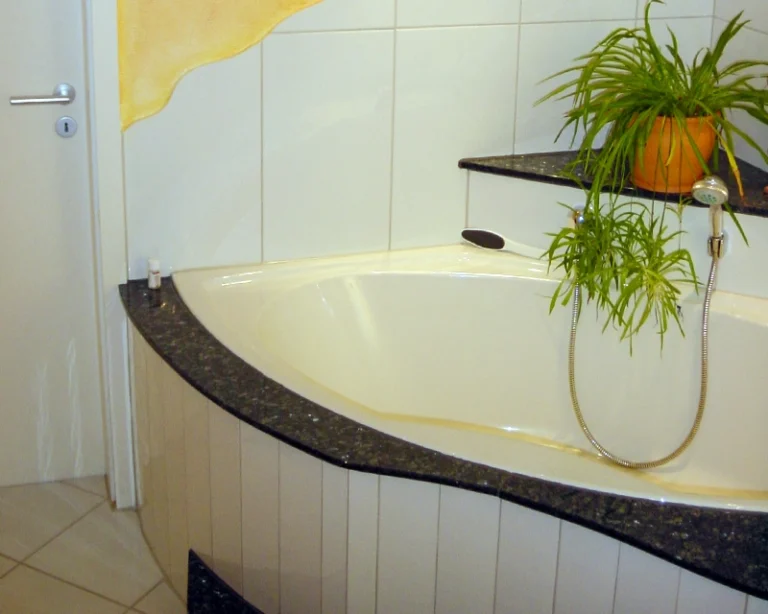 Eckbadewanne mit Granitablage Beispiel Eckbadewanne mit Granitablage