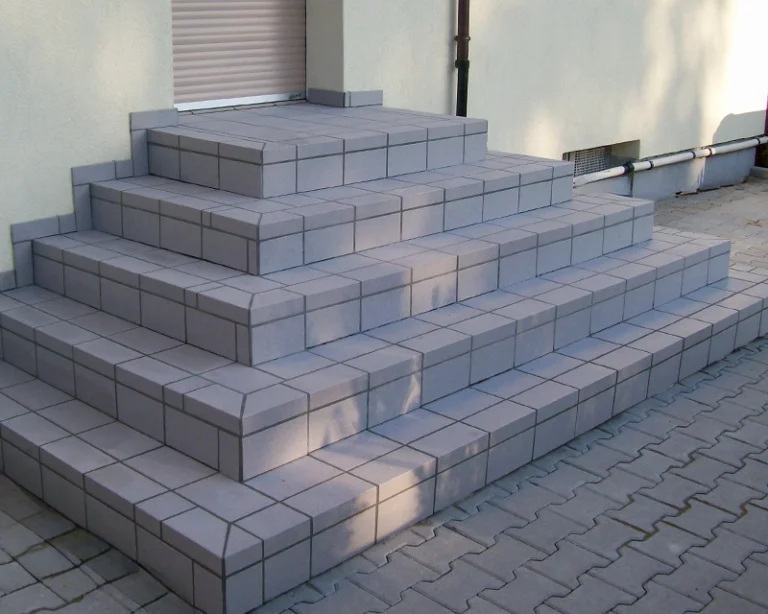 Treppenfliesen mit Edelstahlkantenschutz Beispiel Treppenfliesen mit Edelstahlkantenschutz