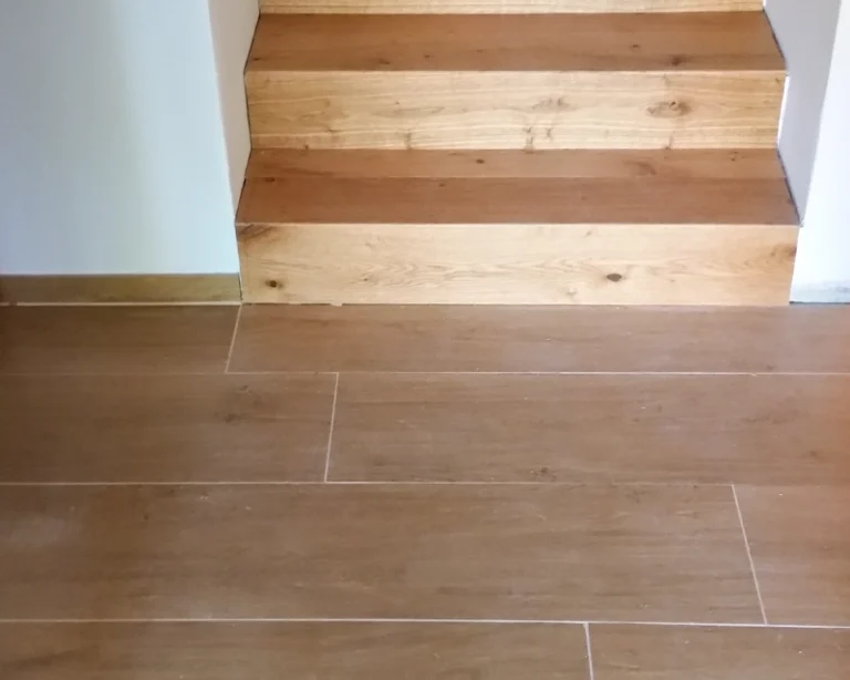 Naturholztreppe mit Holzoptikfliesen Beispiel Naturholztreppe mit Holzoptikfliesen